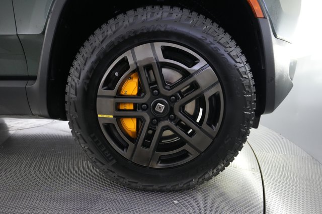 2023 Rivian R1S — photo 16 of 27