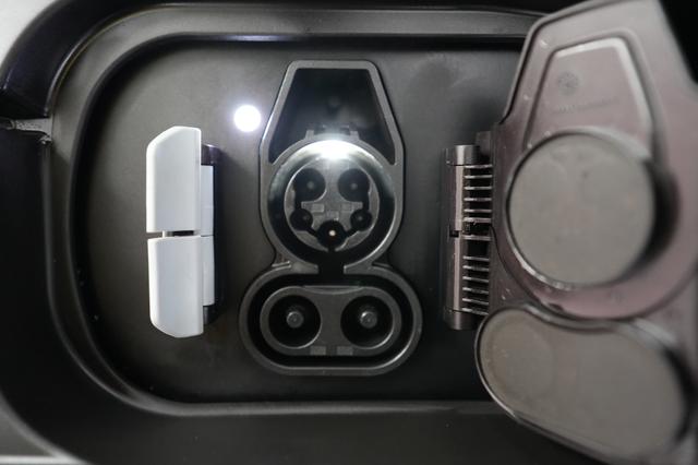 2023 BMW iX — photo 8 of 23