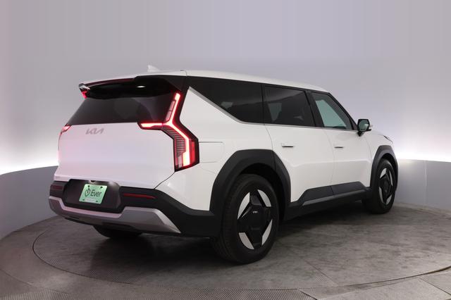 2024 Kia EV9 — photo 2 of 24