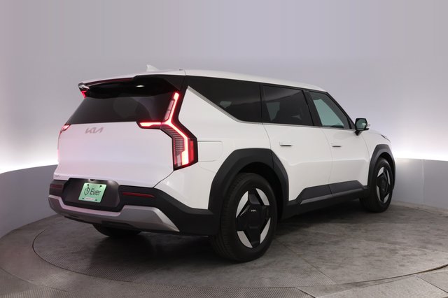 2024 Kia EV9 — photo 2 of 24