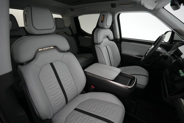2023 Rivian R1T — photo 18 of 21
