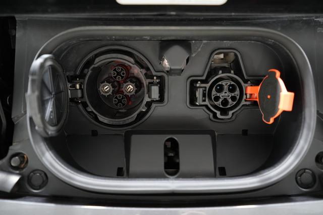2023 Nissan LEAF — photo 8 of 23