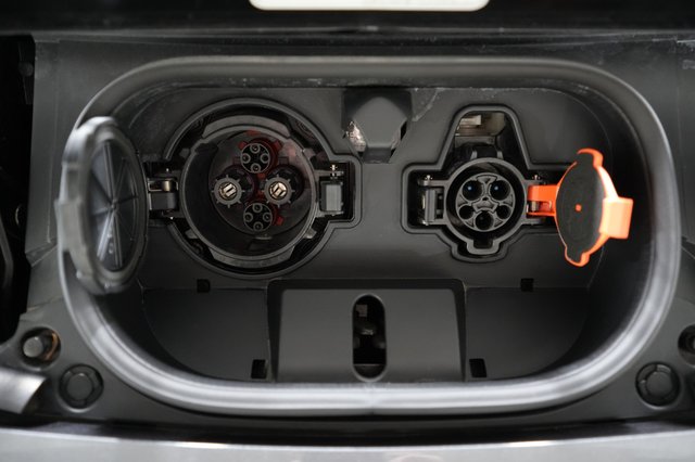 2023 Nissan LEAF — photo 8 of 23