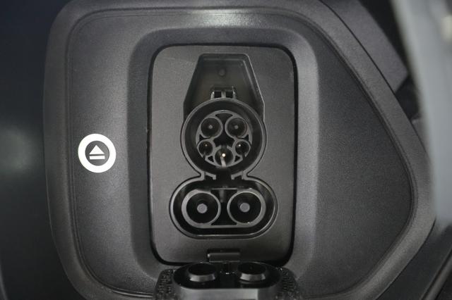 2025 Rivian R1T — photo 8 of 25