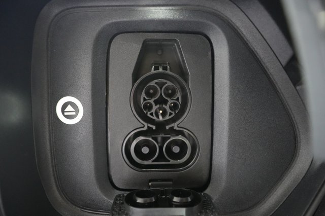 2025 Rivian R1T — photo 8 of 25