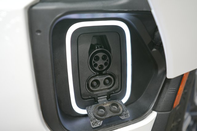 2022 Rivian R1T — photo 8 of 22
