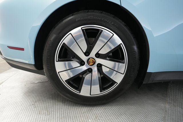 2023 Porsche Taycan — photo 17 of 28