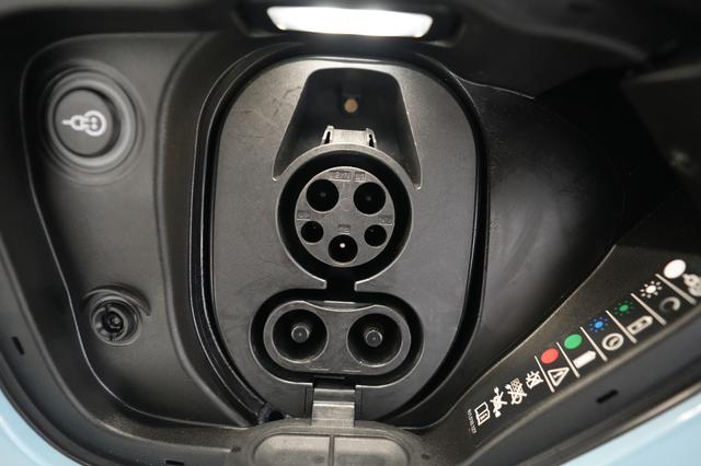 2023 Porsche Taycan — photo 8 of 28