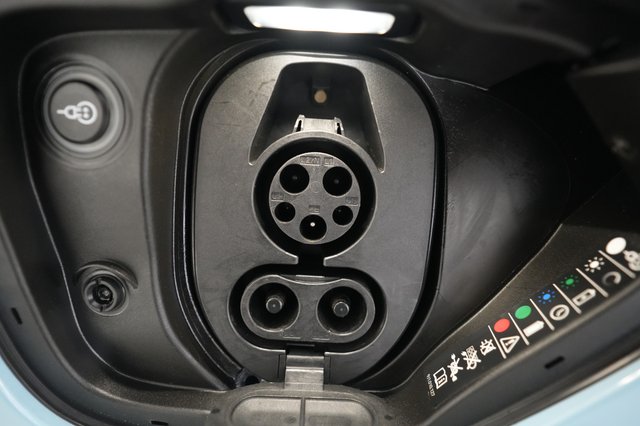 2023 Porsche Taycan — photo 8 of 28