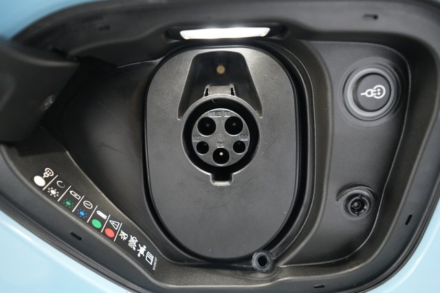 2023 Porsche Taycan — photo 23 of 28