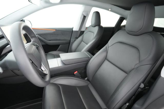 2026 Tesla Model Y — photo 3 of 24