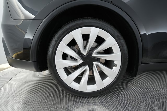 2026 Tesla Model Y — photo 17 of 24