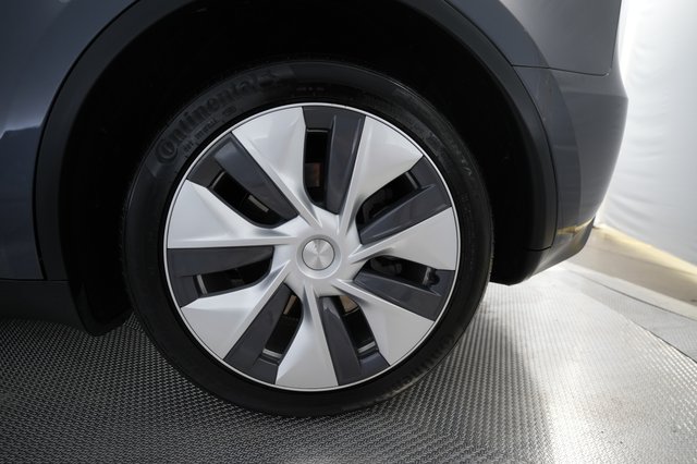 2023 Tesla Model Y — photo 7 of 24