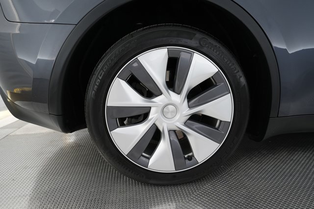 2023 Tesla Model Y — photo 17 of 24