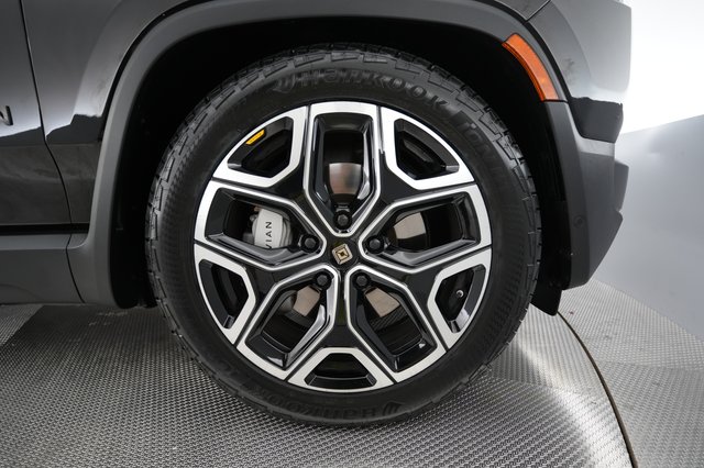2025 Rivian R1S — photo 15 of 26