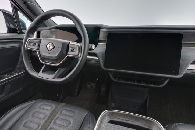2025 Rivian R1S — photo 22 of 26