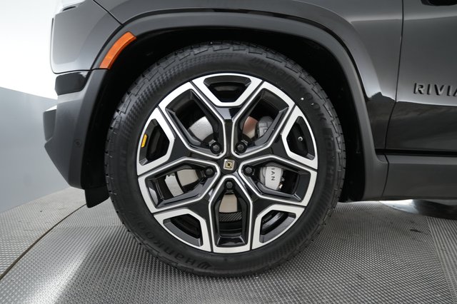 2025 Rivian R1S — photo 16 of 26