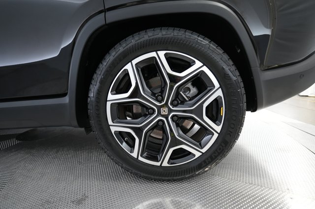 2025 Rivian R1S — photo 17 of 26