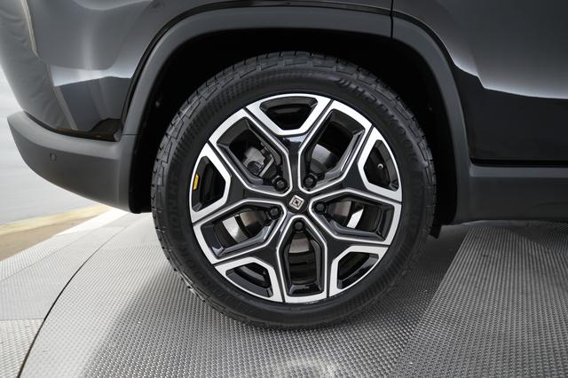 2025 Rivian R1S — photo 7 of 26