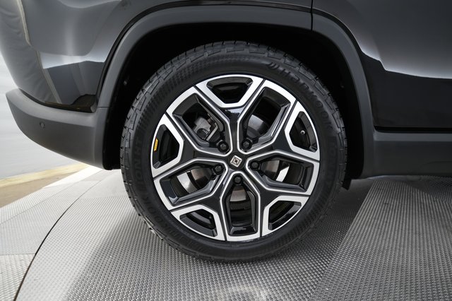 2025 Rivian R1S — photo 7 of 26