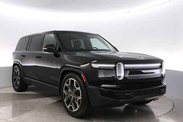 2025 Rivian R1S — photo 10 of 26