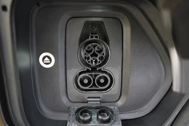 2025 Rivian R1S — photo 8 of 26