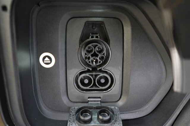 2025 Rivian R1S — photo 8 of 26