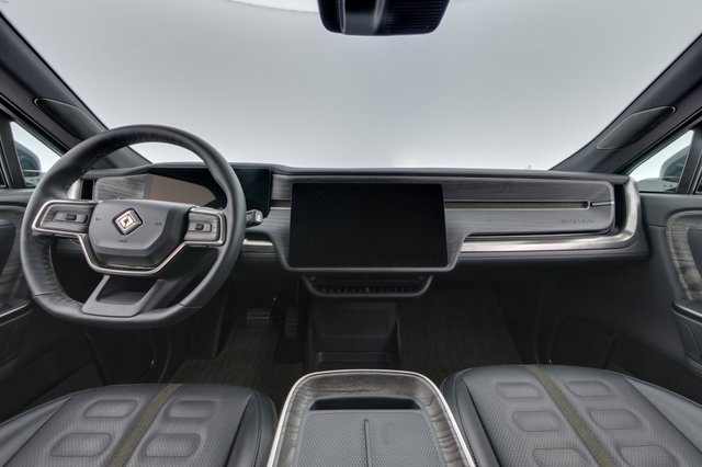 2025 Rivian R1S — photo 23 of 26