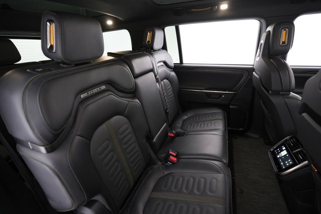 2025 Rivian R1S — photo 4 of 26