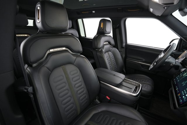 2025 Rivian R1S — photo 18 of 26