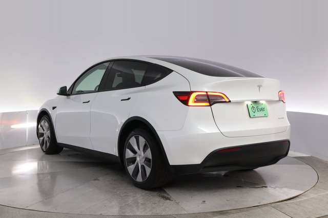2023 Tesla Model Y — photo 13 of 24