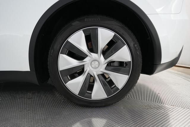 2023 Tesla Model Y — photo 7 of 24