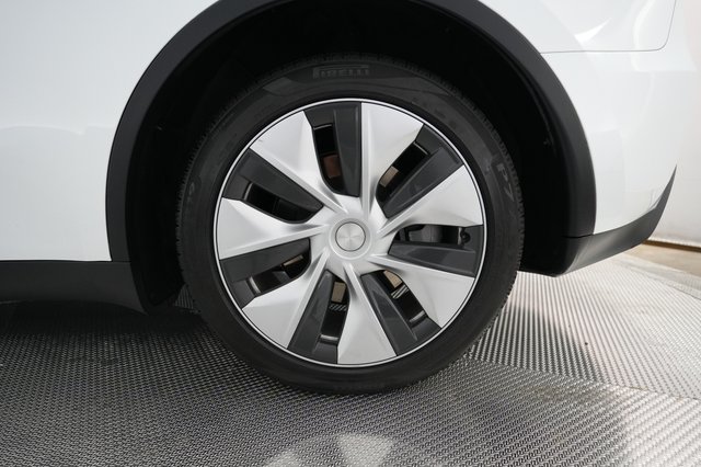 2023 Tesla Model Y — photo 7 of 24