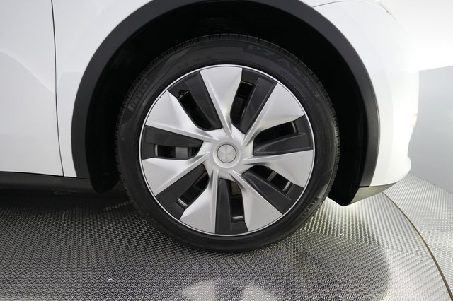 2023 Tesla Model Y — photo 16 of 24