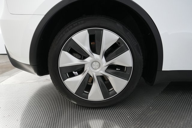 2023 Tesla Model Y — photo 17 of 24