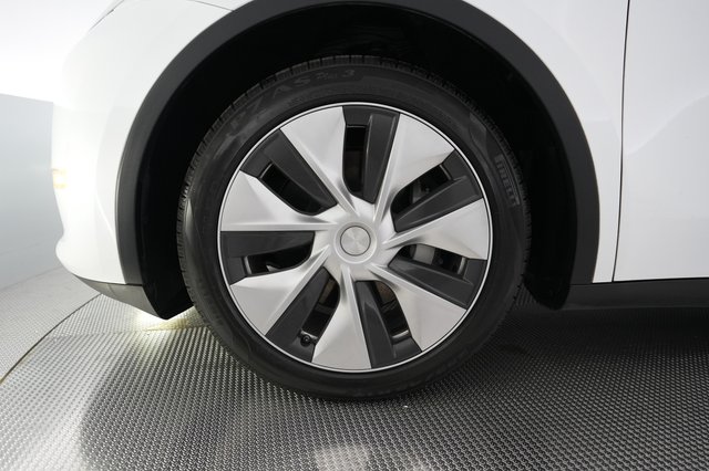 2023 Tesla Model Y — photo 15 of 24