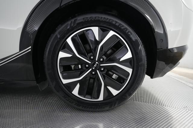 2023 Kia EV6 — photo 7 of 26