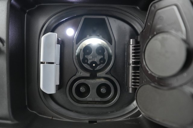 2023 BMW i4 — photo 8 of 23