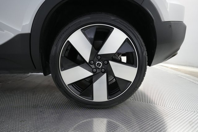 2023 Volvo XC40 Recharge — photo 7 of 26