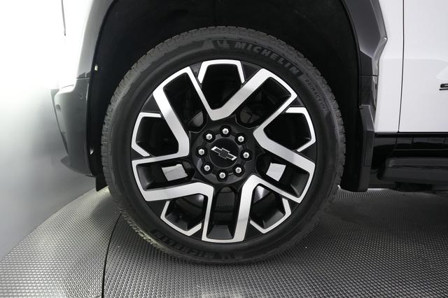 2024 Chevrolet Silverado EV — photo 9 of 23