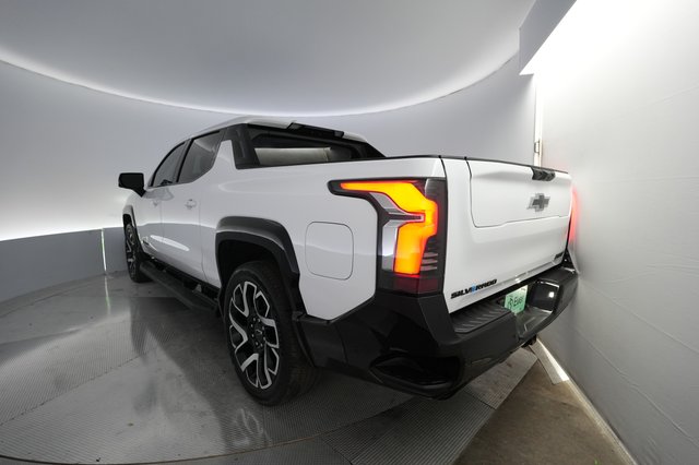 2024 Chevrolet Silverado EV — photo 2 of 23