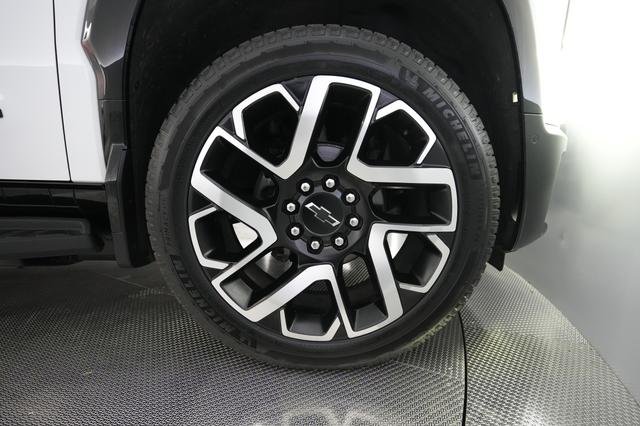 2024 Chevrolet Silverado EV — photo 10 of 23