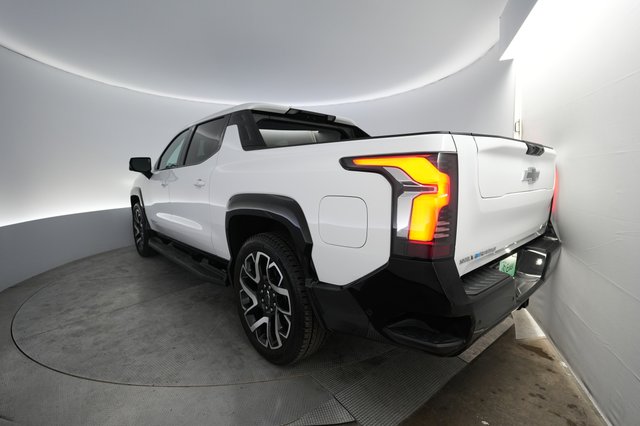 2024 Chevrolet Silverado EV — photo 2 of 16