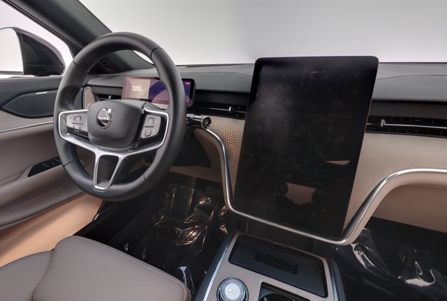 2025 Volvo EX90 — photo 22 of 26