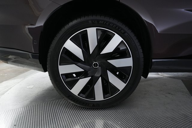 2025 Volvo EX90 — photo 17 of 26