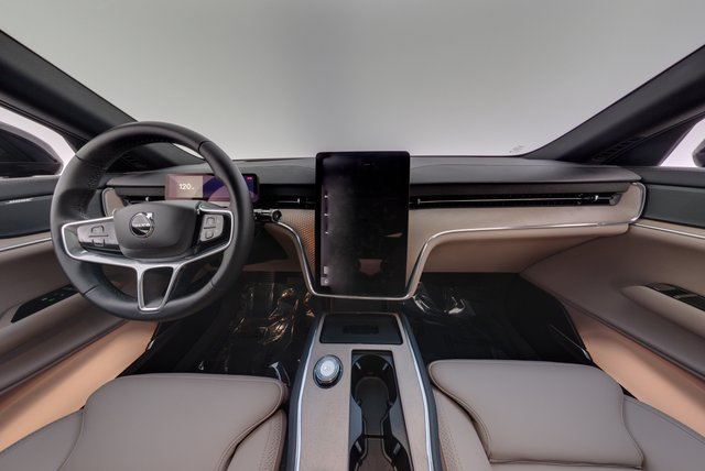 2025 Volvo EX90 — photo 23 of 26