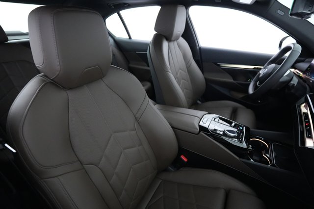 2025 BMW i5 — photo 18 of 23
