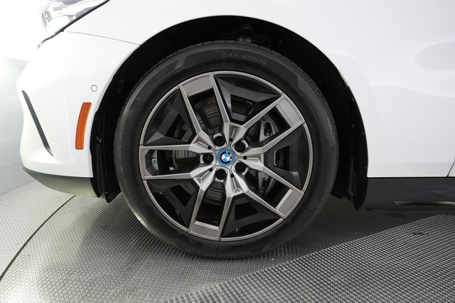 2025 BMW i5 — photo 15 of 23