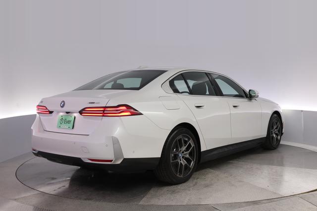 2025 BMW i5 — photo 2 of 23