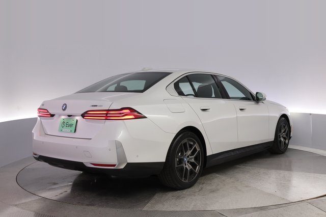 2025 BMW i5 — photo 2 of 23